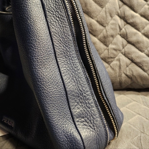 Authenticated Prada Expandable Zip Around Hobo Cervo Leather Navy Blue - Picture 5 of 16